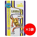 ※こちらの商品ページは3袋での販売となります。 そのまま給餌手を汚さない注出口付こだわりの配合と物性！ 昆虫を主食とするトカゲ・ヤモリの為に、ミルワーム・シルクワームを高配合していますので、これだけで健康に育てることができます。 1,簡単便利 キャップを開けてしぼり出すだけでそのまま与えられます。 ぷるぷるした形状で食べやすい半ねりタイプです。 2,抜群の嗜好性 はじめての給餌でも高確率で餌付きます。 （キョーリン社試験では昆虫を与えていたヒョウモントカゲモドキの約80％） 3,安心の総合栄養食 ミルワーム、シルクワームといった昆虫原料を豊富に配合した総合栄養食で、本製品だけでヒョウモントカゲモドキの繁殖に成功しています。 （キョーリン社山崎研究所にて） 4,昆虫を食べる爬虫類全般に コオロギやミルワームを食べるヤモリ、トカゲ全般にご使用いただけます。 5,安全なレトルト加工 レトルト殺菌済みですので病原菌や寄生虫を含みません。 また、合成保存料も使用しておりませんので安心して給餌できます。 6,フンのニオイが減少 生餌の給餌に比べ、フンのニオイが減少します。 また水槽などにこびりつきにくいフン形状となり、掃除が簡単です。 【与え方】 一口で食べる量をしぼり出してピンセットなどで取り、 爬虫類の目の前で動かして与え、 食べなくなるまで続けてください。 ヒョウモントカゲモドキの場合、幼体には毎日、成体には2、3日に1回が目安です。 ※ご使用後は、キャップをしっかりと閉め必ず冷蔵保管してください。開栓後は約1か月間以内にご使用ください。 【使用原料】 ミルワームミール、食物繊維、大豆ミール、ビール酵母、シルクワームミール、海藻粉末、クエン酸、寒天、ビタミン類(塩化コリン,E,C,B5,B2,A,B1,B6,B3,葉酸,D3,ビオチン)、ミネラル類(Ca,P,Fe,Mg,Zn,Mn,Cu,I) 【保証成分】 蛋白質：10%以上 脂質：1.0%以上 粗繊維：2.5%以下 水分：80%以下 灰分：3.5%以下 りん：0.1%以上 【注意】 ・異臭など商品に異常が見られた場合には、与えないでください。 ・与え始めは、一時的に弁がゆるくなったり出にくくなる事があります。 ・雑菌の繁殖を防ぐため、なるべく注出口に手を触れないでください。 ・最初に水分の多いゼリー状の部分が出ることがありますが、与えても問題ありません。 ・賞味期限表示は、未開封のものです。 開封後は冷蔵保存し、1ヶ月以内にご使用ください。 ・人間の食品ではありません。