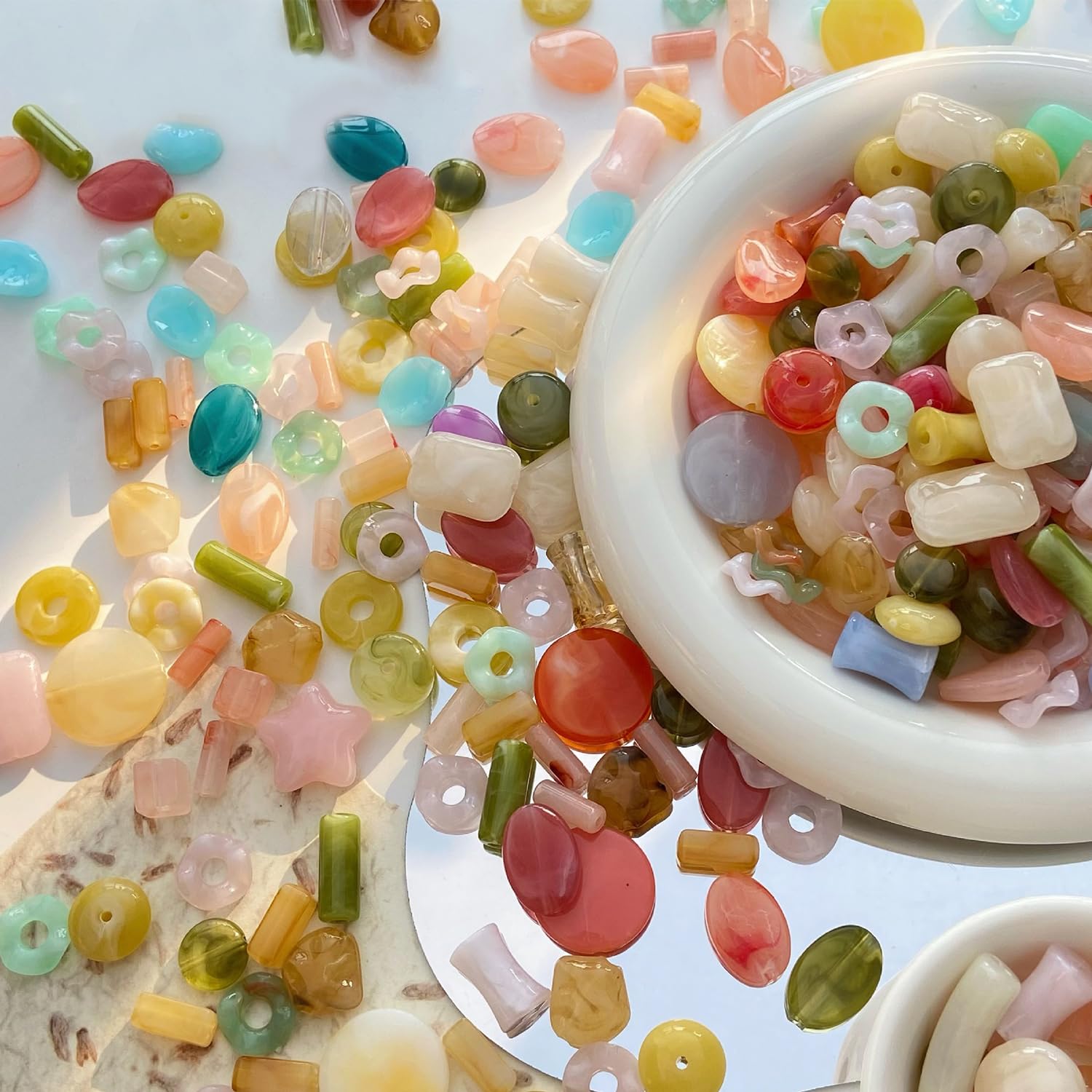 アクリルビーズ カラフル ミックス不規則なビーズ 【50g入り】多種類 暈染手芸ビー ズ 柔らかい色 可愛い 花 丸形 樹脂 パーツ DIY ハンドメイド 材料 ネックレス 髪飾り スマホのストラップ 装飾アクセサリー (ランダムミックス)