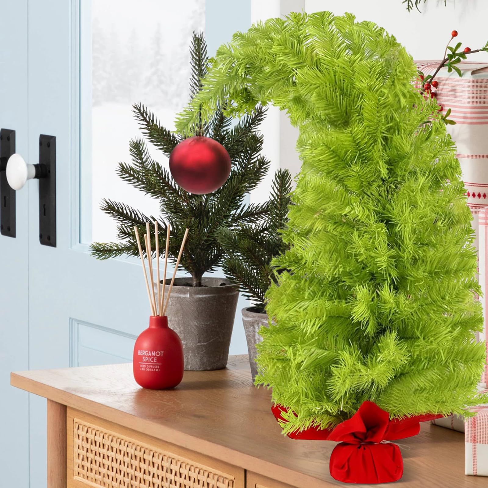 2フィート クリスマスツリー、風変わりな曲げられるホリデーツリー ボールオーナメント付き、人工グリ..