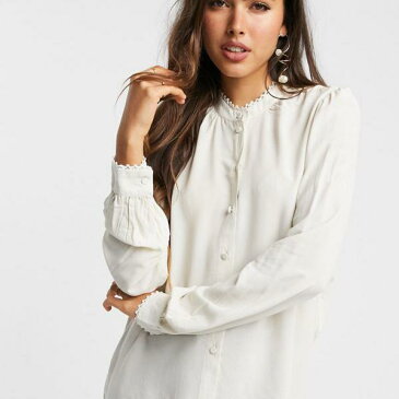 ヴェロモーダ Vero Moda ハイネックとプリーツのディテールがクリーム色のVeroModaシャツ トップス レディース 女性 インポートブランド 小さいサイズから大きいサイズまで