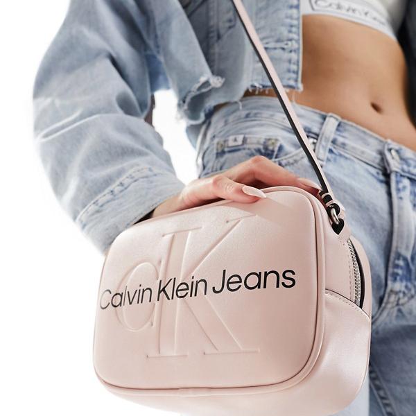 カルバンクラインジーンズ Calvin Klein Jeans Calvin Klein Jean の彫刻が施されたカメラ バッグ、ライト ピンク パンツ ボトム レディース 女性 インポートブランド 小さいサイズから大きいサイズまで