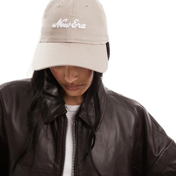 商品説明 New Era script logo 9twenty cap in ecru 【セレクトショップ diva closetとは？!】 オリジナルブランドに力をいれた京都のセレクトショップです。 インポートブランドをセレクトした様々なブランドも取り扱いしております。 Details ・ニューエラのアクセサリー ・パシャパシャ ・ドーム型リューズ ・通気用アイレット ・フロントにロゴ刺繍 ・湾曲した峰 ・調節可能なバックルストラップ SIZE ▼サイズ表はこちら▼ 納期 ※納期に約10日ほどお時間頂きます。 ※海外発注商品のため土日祝日以外の発注・発送になりますのでご注意くださいませ。 工場がお休みの場合は納期に遅れが出ます。 ご使用日のお決まりの場合は予め備考欄にご記入くださいませ。 返品/交換 ※返品交換は商品到着頃5日以内に弊社までお送り頂いた商品のみ可能 ご返送の際はお客様負担ですが、交換の際の送料は弊社負担となります。 発注後のキャンセル・変更の場合はキャンセル料金がかかりますのでご了承下さいませ。