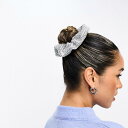 商品説明 & Other Stories diamante hair scrunchie in silver 【セレクトショップ diva closetとは？!】 オリジナルブランドに力をいれた京都のセレクトショップです。 インポートブランドをセレクトした様々なブランドも取り扱いしております。 Details ・Face + Body by & Other Stories ・今日はちょっと「ヘアアップ」な日ですね ・ディアマンテ装飾 ・伸縮性のあるインサートでフィット感を調節可能 SIZE ▼サイズ表はこちら▼ 納期 ※納期に約10日ほどお時間頂きます。 ※海外発注商品のため土日祝日以外の発注・発送になりますのでご注意くださいませ。 工場がお休みの場合は納期に遅れが出ます。 ご使用日のお決まりの場合は予め備考欄にご記入くださいませ。 返品/交換 ※返品交換は不可です。