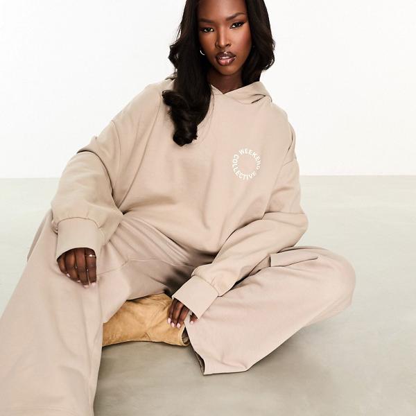 商品説明 ASOS Weekend Collective co-ord oversized hoodie with back logo in camel 【セレクトショップ diva closetとは？!】 オリジナルブランドに力をいれた京都のセレクトショップです。 インポートブランドをセレクトした様々なブランドも取り扱いしております。 Details ・ASOS WEEKEND COLLECTIVEのパーカー&スウェット ・コーディネートセットの一部 ・ジョガー別売り ・ブランドデザイン ・固定フード ・ドロップショルダー ・オーバーサイズフィット ・モデル身長: 167.5cm/ UK S/ EU S/ US XS SIZE ▼サイズ表はこちら▼ 納期 ※納期に約10日ほどお時間頂きます。 ※海外発注商品のため土日祝日以外の発注・発送になりますのでご注意くださいませ。 工場がお休みの場合は納期に遅れが出ます。 ご使用日のお決まりの場合は予め備考欄にご記入くださいませ。 返品/交換 ※返品交換は商品到着頃5日以内に弊社までお送り頂いた商品のみ可能 ご返送の際はお客様負担ですが、交換の際の送料は弊社負担となります。 発注後のキャンセル・変更の場合はキャンセル料金がかかりますのでご了承下さいませ。