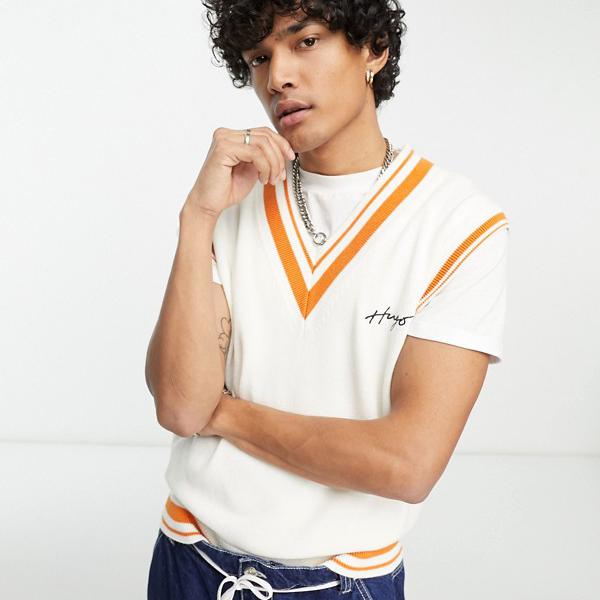 商品説明 HUGO Spenco script logo oversized knitted vest in off white 【セレクトショップ diva closetとは？!】 オリジナルブランドに力をいれた京都のセレクトショップです。 インポートブランドをセレクトした様々なブランドも取り扱いしております。 Details ・HUGOのジャンパーとカーディガン ・最も価値のある(p)レイヤー ・Vネック ・胸にロゴ刺繍 ・コントラストトリム ・オーバーサイズフィット ・モデル身長: 185cm / Medium SIZE ▼サイズ表はこちら▼ 納期 ※納期に約10日ほどお時間頂きます。 ※海外発注商品のため土日祝日以外の発注・発送になりますのでご注意くださいませ。 工場がお休みの場合は納期に遅れが出ます。 ご使用日のお決まりの場合は予め備考欄にご記入くださいませ。 返品/交換 ※返品交換は商品到着頃5日以内に弊社までお送り頂いた商品のみ可能 ご返送の際はお客様負担ですが、交換の際の送料は弊社負担となります。 発注後のキャンセル・変更の場合はキャンセル料金がかかりますのでご了承下さいませ。