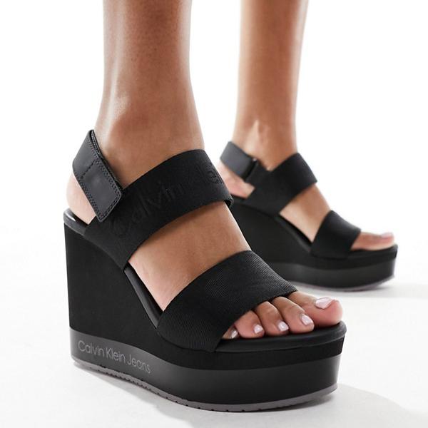 商品説明 Calvin Klein Jeans wedge sandals in black 【セレクトショップ diva closetとは？!】 オリジナルブランドに力をいれた京都のセレクトショップです。 インポートブランドをセレクトした様々なブランドも取り扱いしております。 Details ・カルバン・クライン ジーンズの靴 ・足に空気をたっぷり含ませる ・粘着留め具 ・オープントゥ ・プラットフォームソール ・ハイウェッジヒール SIZE ▼サイズ表はこちら▼ 納期 ※納期に約10日ほどお時間頂きます。 ※海外発注商品のため土日祝日以外の発注・発送になりますのでご注意くださいませ。 工場がお休みの場合は納期に遅れが出ます。 ご使用日のお決まりの場合は予め備考欄にご記入くださいませ。 返品/交換 ※返品交換は商品到着頃5日以内に弊社までお送り頂いた商品のみ可能 ご返送の際はお客様負担ですが、交換の際の送料は弊社負担となります。 発注後のキャンセル・変更の場合はキャンセル料金がかかりますのでご了承下さいませ。