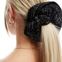 商品説明 DesignB oversized tweed scrunchie in black 【セレクトショップ diva closetとは？!】 オリジナルブランドに力をいれた京都のセレクトショップです。 インポートブランドをセレクトした様々なブランドも取り扱いしております。 Details ・DesignB London の Face + Body ・究極のアップヘアに ・オーバーサイズデザイン ・伸縮性のあるインサートでフィット感を調節可能 SIZE ▼サイズ表はこちら▼ 納期 ※納期に約10日ほどお時間頂きます。 ※海外発注商品のため土日祝日以外の発注・発送になりますのでご注意くださいませ。 工場がお休みの場合は納期に遅れが出ます。 ご使用日のお決まりの場合は予め備考欄にご記入くださいませ。 返品/交換 ※返品交換は不可です。