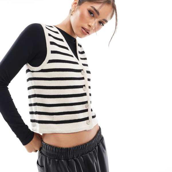 ピーシーズ Pieces ベージュのストライプの金ボタン付きニットベスト トップス レディース 女性 インポートブランド 小さいサイズから大きいサイズまで