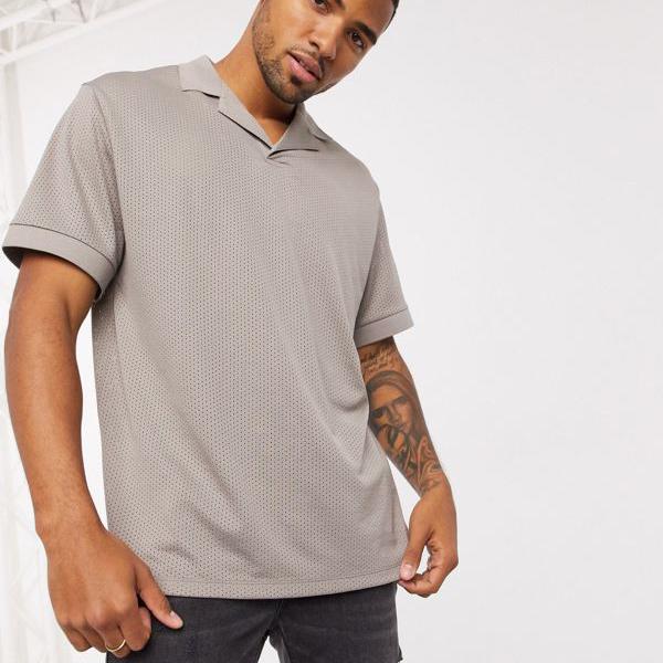 エイソス ASOS asos ASOS DESIGNは、ベージュのレトロメッシュのリラックスしたrevereポロシャツです。 トップス メンズ 男性 インポートブランド 小さいサイズから大きいサイズまで
