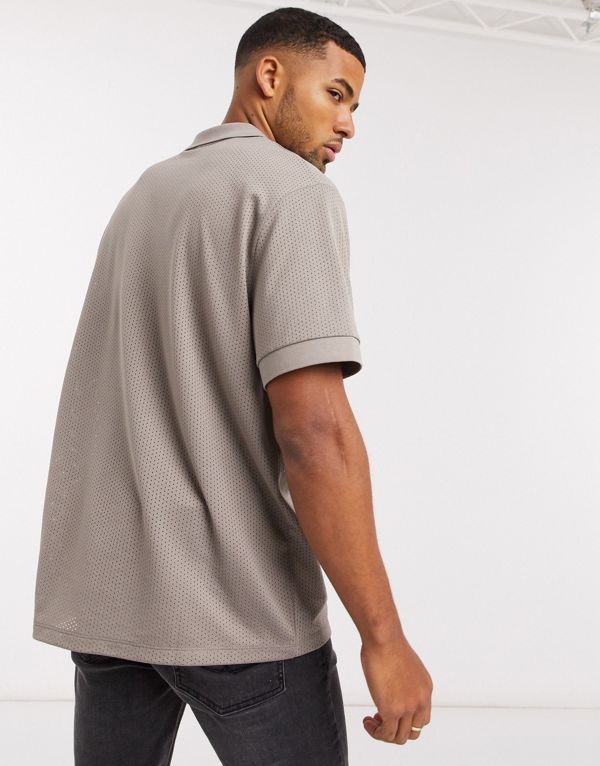 エイソス ASOS asos ASOS DESIGNは、ベージュのレトロメッシュのリラックスしたrevereポロシャツです。 トップス メンズ 男性 インポートブランド 小さいサイズから大きいサイズまで