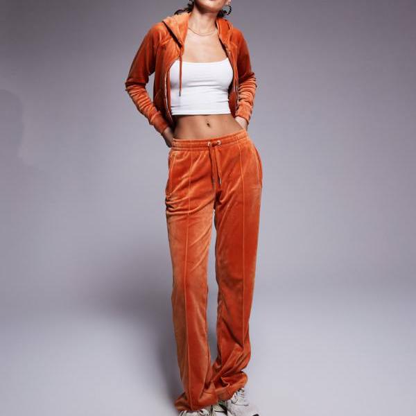 ジューシークチュール Juicy Couture ジューシークチュールのベロアストレートレッグジョガー(ASOS限定) 錆色 ボトム レディース 女性 インポートブランド 小さいサイズから大きいサイズまで