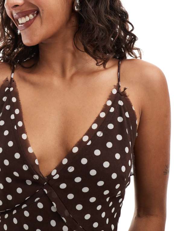 エイソス ASOS asos ASOS DESIGN チョコレート色の切りっぱなしのエッジディテールが施されたプチ V ネック ストラップ クロスバック マキシドレス ワンピース レディース 女性 インポートブランド 小さいサイズから大きいサイズまで
