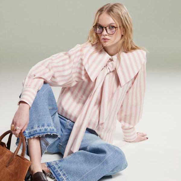 エイソス ASOS asos 大きな襟とピンクのストライプのネクタイのディテールが特徴の ASOS 