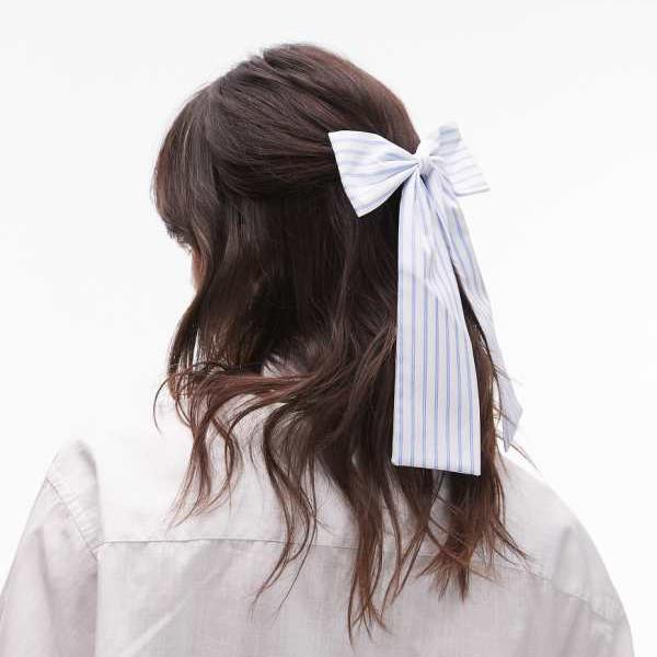 アンドアザーストーリーズ & Other Stories & Other Stories のブルーとホワイトの海岸ストライプのリボンヘアクリップ アクセサリー レディース 女性 インポートブランド