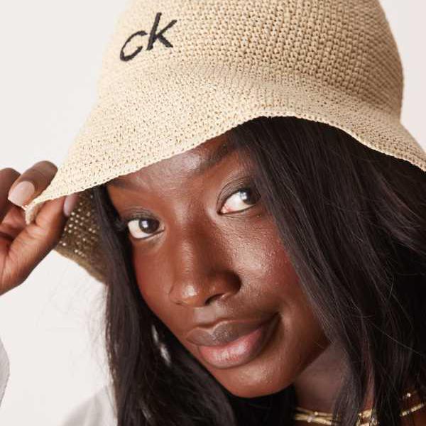 カルバンクラインジーンズ Calvin Klein Jeans カルバン・クラインのロゴ入りストローバケットハット(ナチュラル) 帽子 レディース 女性 インポートブランド