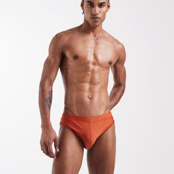 商品説明 ASOS DESIGN swim briefs in rust orange 【セレクトショップ diva closetとは？!】 オリジナルブランドに力をいれた京都のセレクトショップです。 インポートブランドをセレクトした様々なブランドも取り扱いしております。 Details ・ASOS DESIGNの水着 ・シンプルなデザイン ・伸縮性のあるウエストバンド ・ブリーフスタイル ・モデル身長: 188cm Model is wearing: M - W32-34/モデル身長: 188cm M - W32-34 SIZE ▼サイズ表はこちら▼ 納期 ※納期に約10日ほどお時間頂きます。 ※海外発注商品のため土日祝日以外の発注・発送になりますのでご注意くださいませ。 工場がお休みの場合は納期に遅れが出ます。 ご使用日のお決まりの場合は予め備考欄にご記入くださいませ。 返品/交換 ※返品交換は不可です。