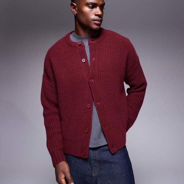 商品説明 ASOS DESIGN oversized boxy fit heavyweight knitted crew neck cardigan in burgundy 【セレクトショップ diva closetとは？!】 オリジナルブランドに力をいれた京都のセレクトショップです。 インポートブランドをセレクトした様々なブランドも取り扱いしております。 Details ・ASOS DESIGNのセーター＆カーディガン ・クルーネック ・ボタン留め ・ドロップショルダー ・オーバーサイズフィット ・モデル身長: 188cm / 6' 2''Model is wearing: M - Chest 40/モデル身長: 188cm / 6' 2'' M - Chest 40 SIZE ▼サイズ表はこちら▼ 納期 ※納期に約10日ほどお時間頂きます。 ※海外発注商品のため土日祝日以外の発注・発送になりますのでご注意くださいませ。 工場がお休みの場合は納期に遅れが出ます。 ご使用日のお決まりの場合は予め備考欄にご記入くださいませ。 返品/交換 ※返品交換は商品到着頃5日以内に弊社までお送り頂いた商品のみ可能 ご返送の際はお客様負担ですが、交換の際の送料は弊社負担となります。 発注後のキャンセル・変更の場合はキャンセル料金がかかりますのでご了承下さいませ。