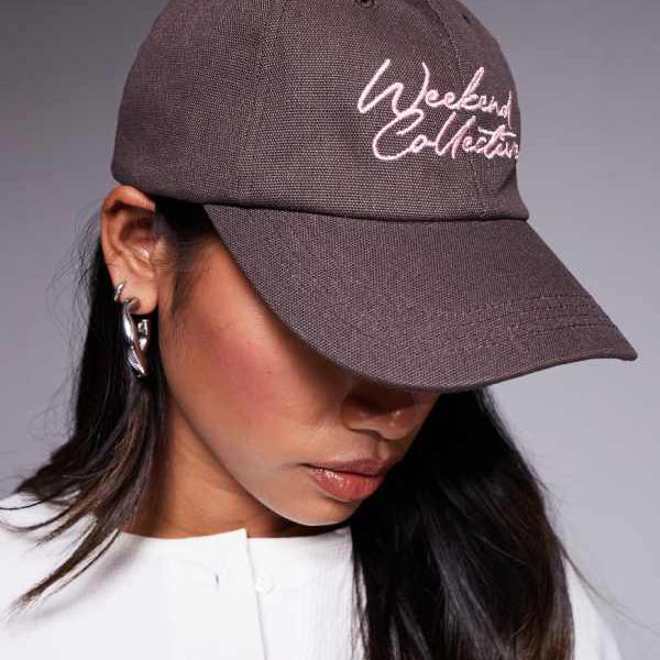Weekend Collectiveのチョコレート色のスクリブル刺繍入りベースボールキャップ 帽子 レディース 女性 インポートブランド