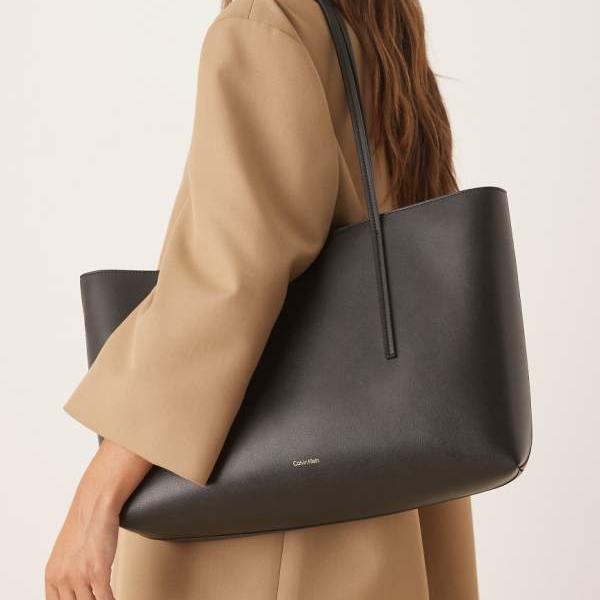 楽天セレクトショップ　Diva　Closetカルバンクライン Calvin Klein カルバン・クラインのロゴ入りトートバッグ（ポーチ付き、ブラック） レディース 女性 インポートブランド