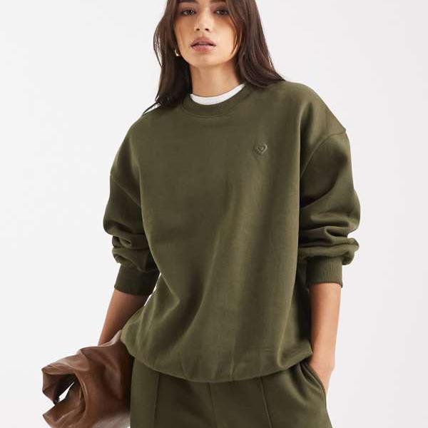 ミスセルフリッジ Miss Selfridge ミスセルフリッジのオーバーサイズスウェットシャツ（オリーブ） トップス レディース 女性 インポートブランド 小さいサイズから大きいサイズまでのサムネイル