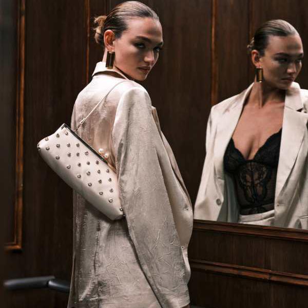 エイソス ASOS asos ASOS DESIGNのクリーム色のディアマンテスタッズ付き細長いフレームのクラッチバッグ 鞄 レディース 女性 インポートブランド