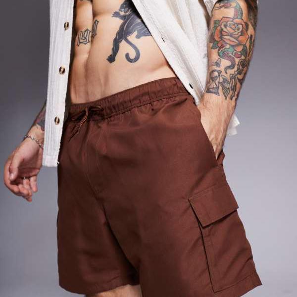エイソス ASOS asos ASOS DESIGNのカーゴポケット付きミドル丈スイムショーツ（ダークブラウン） 水着 メンズ 男性 インポートブランド 小さいサイズから大きいサイズまで