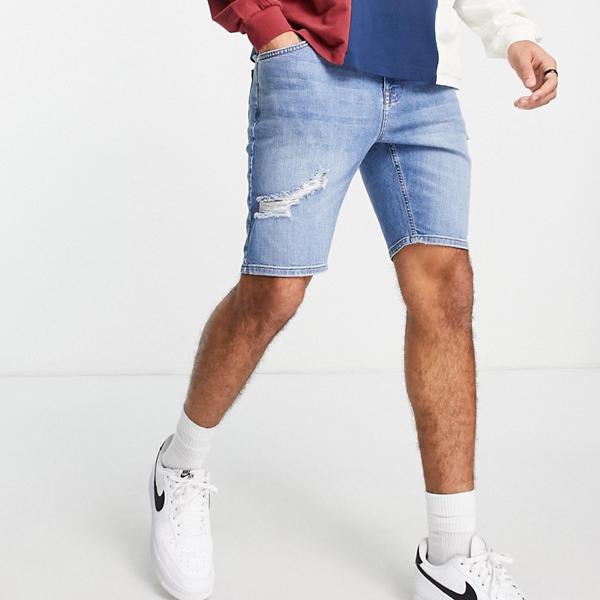 エイソス ASOS asos ASOS DESIGNスキニーデニムショートパンツ、ミッドブルーウォッシュ、リップス付き パンツ ボトム メンズ 男性 インポートブランド 小さいサイズから大きいサイズまで