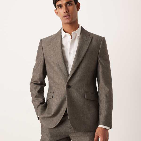 商品説明 ASOS DESIGN slim wool look twill stripe suit jacket in grey 【セレクトショップ diva closetとは？!】 オリジナルブランドに力をいれた京都のセレクトショップです。 インポートブランドをセレクトした様々なブランドも取り扱いしております。 Details ・ASOS DESIGNのスーツ ・ピークドラペル ・シングルボタン留め ・ポケットディテール ・スリムフィット ・モデル身長: 186.5cmModel is wearing: Chest 40 Regular/モデル身長: 186.5cm Chest 40 Regular SIZE ▼サイズ表はこちら▼ 納期 ※納期に約10日ほどお時間頂きます。 ※海外発注商品のため土日祝日以外の発注・発送になりますのでご注意くださいませ。 工場がお休みの場合は納期に遅れが出ます。 ご使用日のお決まりの場合は予め備考欄にご記入くださいませ。 返品/交換 ※返品交換は商品到着頃5日以内に弊社までお送り頂いた商品のみ可能 ご返送の際はお客様負担ですが、交換の際の送料は弊社負担となります。 発注後のキャンセル・変更の場合はキャンセル料金がかかりますのでご了承下さいませ。