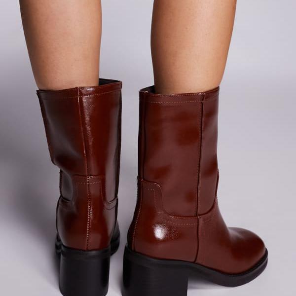 商品説明 River Island block heeled calf boot in brown 【セレクトショップ diva closetとは？!】 オリジナルブランドに力をいれた京都のセレクトショップです。 インポートブランドをセレクトした様々なブランドも取り扱いしております。 Details ・リバーアイランドのシューズ ・ミッドカット ・サイドジップ開閉 ・ラウンドトゥ ・ミッドブロックヒール SIZE ▼サイズ表はこちら▼ 納期 ※納期に約10日ほどお時間頂きます。 ※海外発注商品のため土日祝日以外の発注・発送になりますのでご注意くださいませ。 工場がお休みの場合は納期に遅れが出ます。 ご使用日のお決まりの場合は予め備考欄にご記入くださいませ。 返品/交換 ※返品交換は商品到着頃5日以内に弊社までお送り頂いた商品のみ可能 ご返送の際はお客様負担ですが、交換の際の送料は弊社負担となります。 発注後のキャンセル・変更の場合はキャンセル料金がかかりますのでご了承下さいませ。
