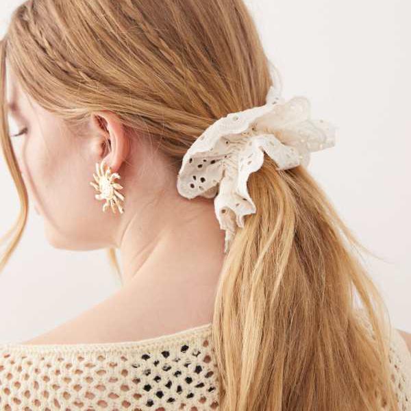 リクレイムドヴィンテージ Reclaimed Vintage クリーム色のヴィンテージ刺繍シュシュを再利用 アクセサリー レディース 女性 インポートブランド