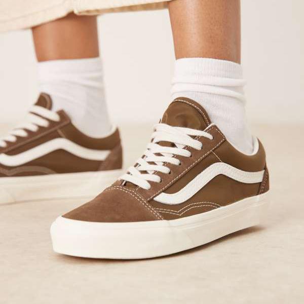 ヴァンズ Vans VANS バンズ オフホワイトのディテールが施されたチェスナットブラウンのVans Old Skool..