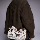 リバーアイランド River Island RIVER ISLAND リバーアイランドの牛柄レザーポニーヘアクロスボディバッグ(ブラウン) 鞄 レディース 女性...