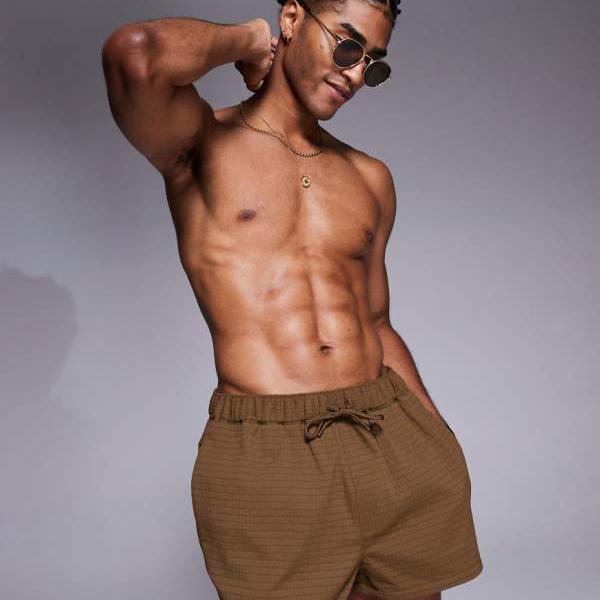エイソス ASOS asos ASOS DESIGNのテクスチャード加工のスイムショーツ(スーパーショート丈、ブラウン) 水着 メンズ 男性 インポートブランド 小さいサイズから大きいサイズまで