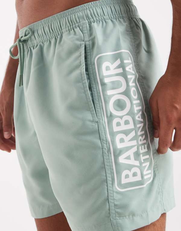 バブアーインターナショナル Barbour バブアー ライトグリーンのBarbour Internationalロゴ入りスイムショーツ 水着 メンズ 男性 インポートブランド 小さいサイズから大きいサイズまで