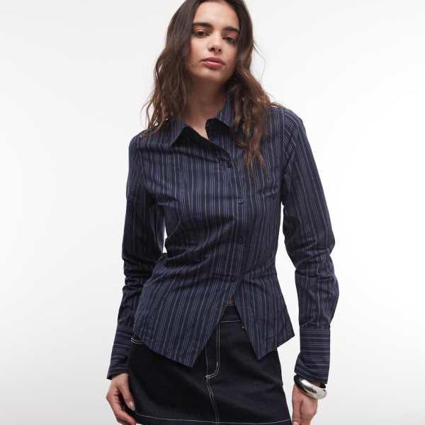 ウィークデイ Weekday ダークブルーストライプのスリット入りアシンメトリーシャツ（平日着用） トップス レディース 女性 インポートブランド 小さいサイズから大きいサイズまで