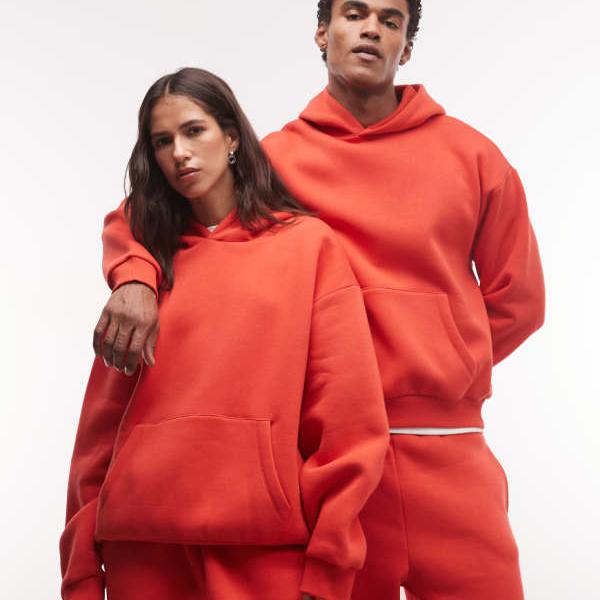 商品説明 Reclaimed Vintage unisex heavyweight boxy hoodie co-ord in red 【セレクトショップ diva closetとは？!】 オリジナルブランドに力をいれた京都のセレクトショップです。 インポートブランドをセレクトした様々なブランドも取り扱いしております。 Details ・Reclaimed Vintageのフーディー＆スウェットシャツ ・固定フード ・ドロップショルダー ・長袖 ・カンガルーポケット ・リブトリム ・ユニセックススタイル ・オーバーサイズフィット ・モデル身長: 171.5cm Model is wearing: S/モデル身長: 171.5cm S SIZE ▼サイズ表はこちら▼ 納期 ※納期に約10日ほどお時間頂きます。 ※海外発注商品のため土日祝日以外の発注・発送になりますのでご注意くださいませ。 工場がお休みの場合は納期に遅れが出ます。 ご使用日のお決まりの場合は予め備考欄にご記入くださいませ。 返品/交換 ※返品交換は商品到着頃5日以内に弊社までお送り頂いた商品のみ可能 ご返送の際はお客様負担ですが、交換の際の送料は弊社負担となります。 発注後のキャンセル・変更の場合はキャンセル料金がかかりますのでご了承下さいませ。