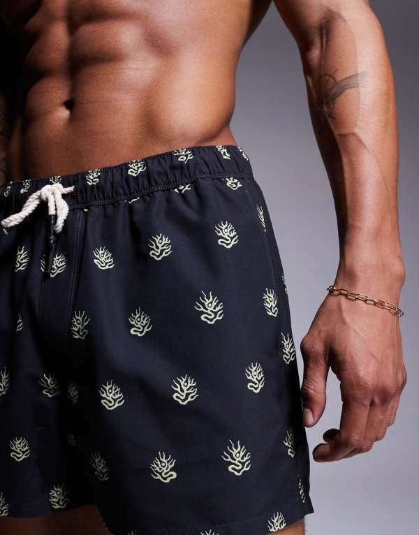 エイソス ASOS asos ASOS DESIGNのショート丈スイムショーツ（海藻プリント、ブラック） 水着 メンズ 男性 インポートブランド 小さいサイズから大きいサイズまで