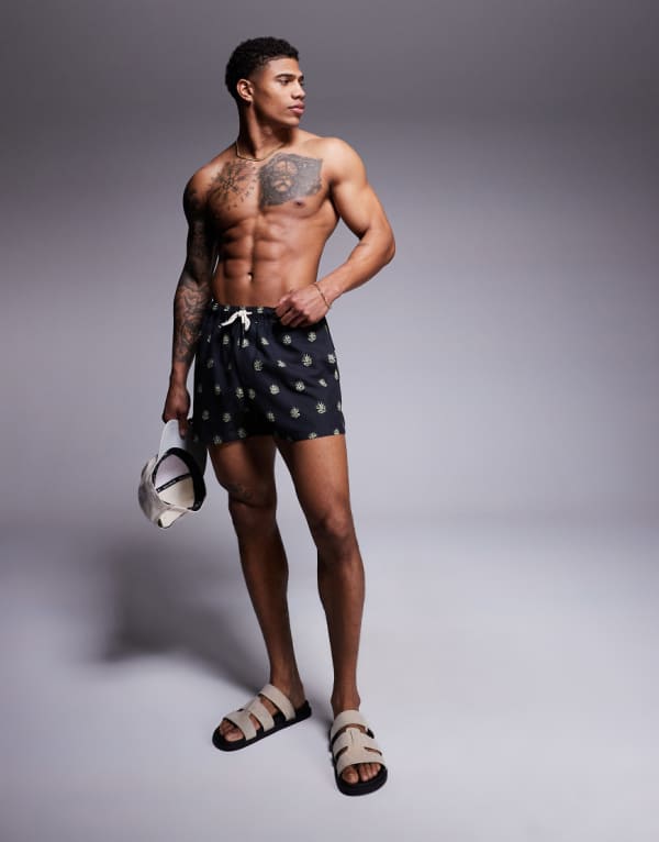 エイソス ASOS asos ASOS DESIGNのショート丈スイムショーツ（海藻プリント、ブラック） 水着 メンズ 男性 インポートブランド 小さいサイズから大きいサイズまで
