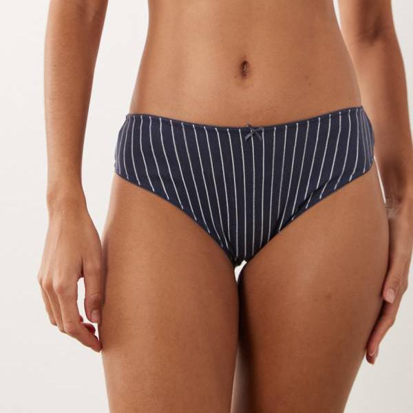 商品説明 Cotton On cotton lace cheeky brief in sienna stripe navy 【セレクトショップ diva closetとは？!】 オリジナルブランドに力をいれた京都のセレクトショップです。 インポートブランドをセレクトした様々なブランドも取り扱いしております。 Details ・コットンオンのランジェリー＆ナイトウェア ・ストライプ柄 ・ゴムウエスト ・ブリーフカット ・リボン飾り ・モデル身長: 171.5cm Model is wearing: XS - UK 8/モデル身長: 171.5cm XS - UK 8 SIZE ▼サイズ表はこちら▼ 納期 ※納期に約10日ほどお時間頂きます。 ※海外発注商品のため土日祝日以外の発注・発送になりますのでご注意くださいませ。 工場がお休みの場合は納期に遅れが出ます。 ご使用日のお決まりの場合は予め備考欄にご記入くださいませ。 返品/交換 ※返品交換は不可です。