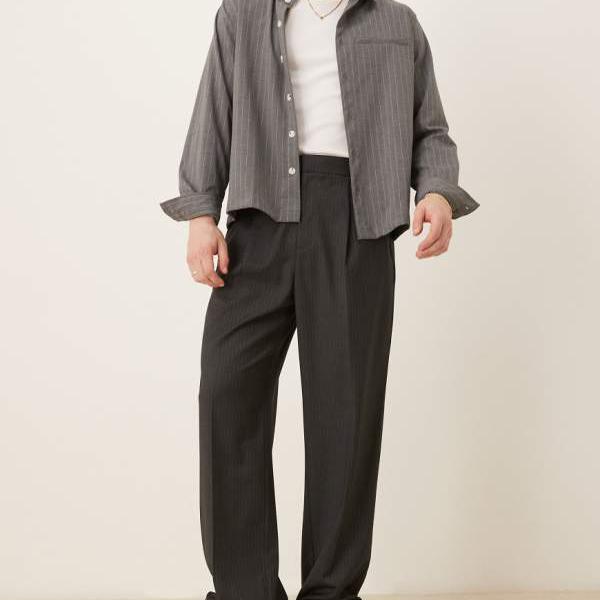 エイソス ASOS asos ASOS DESIGNのスマートなワイドレッグパンツ。フロントプリーツ入り。チャコールのピンストライプ柄。ウエストゴム仕様。 パンツ ボトム メンズ 男性 インポートブランド 小さいサイズから大きいサイズまで