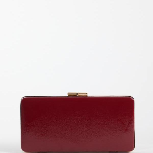 商品説明 True Decadence clutch bag in deep red 【セレクトショップ diva closetとは？!】 オリジナルブランドに力をいれた京都のセレクトショップです。 インポートブランドをセレクトした様々なブランドも取り扱いしております。 Details ・トゥルーデカダンスのアクセサリー ・ゴールドトーンの金具 ・取り外し可能なチェーンストラップ ・留め具 ・他の商品との組み合わせ例です。各アイテムは別売りです。 SIZE ▼サイズ表はこちら▼ 納期 ※納期に約10日ほどお時間頂きます。 ※海外発注商品のため土日祝日以外の発注・発送になりますのでご注意くださいませ。 工場がお休みの場合は納期に遅れが出ます。 ご使用日のお決まりの場合は予め備考欄にご記入くださいませ。 返品/交換 ※返品交換は商品到着頃5日以内に弊社までお送り頂いた商品のみ可能 ご返送の際はお客様負担ですが、交換の際の送料は弊社負担となります。 発注後のキャンセル・変更の場合はキャンセル料金がかかりますのでご了承下さいませ。