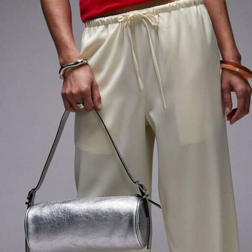トップショップ Topshop TOPSHOP トップショップのサリ バレル ショルダーバッグ(シルバー) 鞄 レディース 女性 インポートブランド トップショップ Topshop TOPSHOP トップショップのサリ バレル ショルダーバッグ(シルバー) 鞄 レディース 女性 インポートブランド