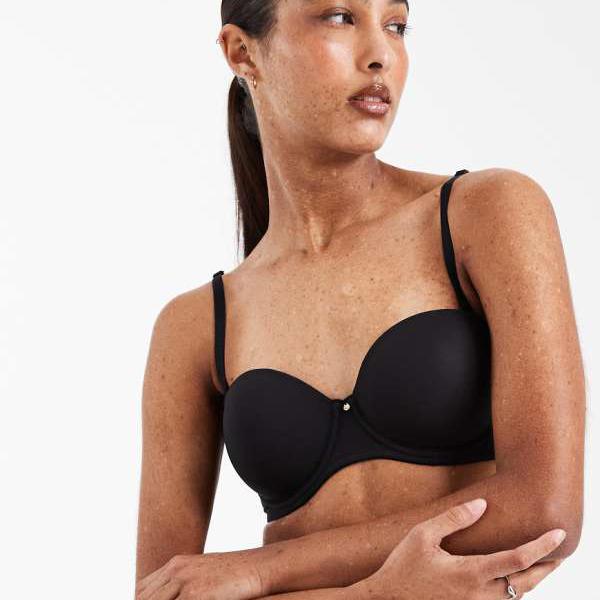 エイソス ASOS asos ASOS DESIGNの、チャームディテールとエンボス加工のストラップが付いた、ブラックのマルチウェイストラップレスブラ。 下着 レディース 女性 インポートブランド 小さいサイズから大きいサイズまで