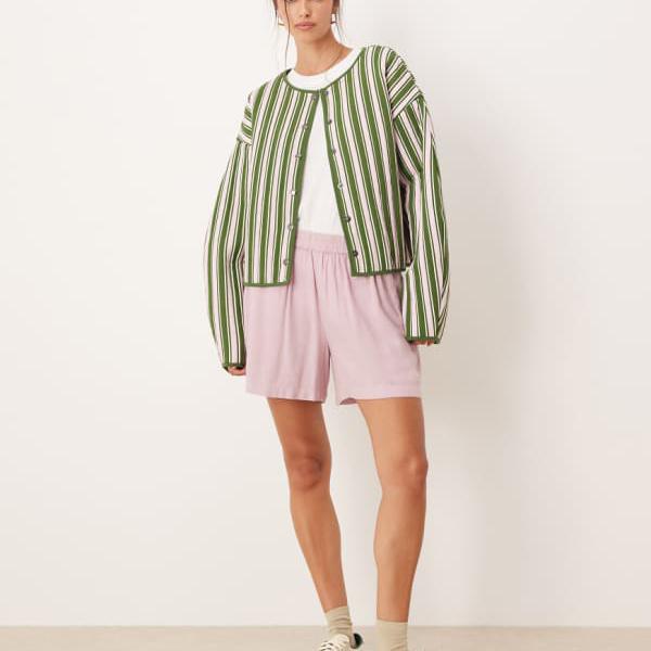 エイソス ASOS asos ASOS DESIGNのピンクとグリーンの刺繍ディテールが施されたキルティングストライプジャケット アウター レディース 女性 インポートブランド 小さいサイズから大きいサイズまで