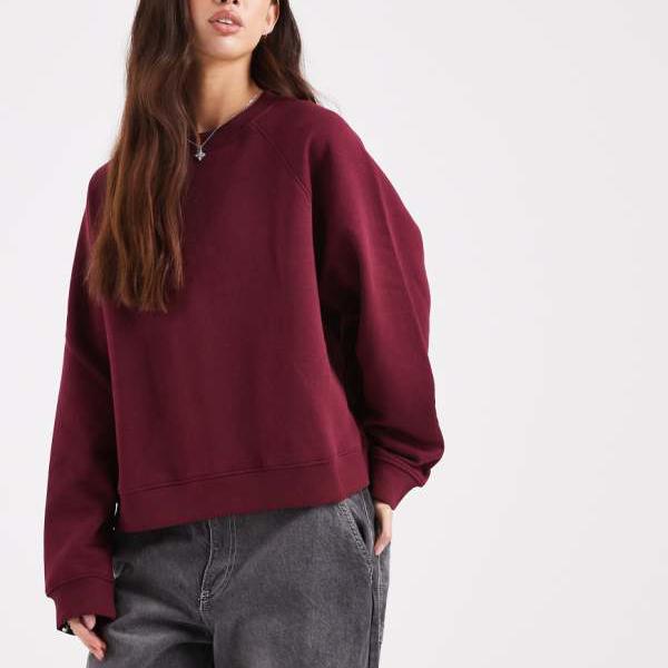 エイソス ASOS asos ASOS DESIGNのオーバーサイズ ブラッシュバック スウェットシャツ（ラグランディテール、バーガンディ） トップス レディース 女性 インポートブランド 小さいサイズから大きいサイズまで