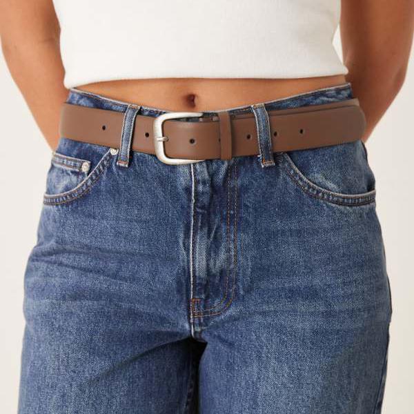 エイソス ASOS asos ASOS DESIGN ウエスト＆ヒップジーンズ、クラシックジーンズベルト（チョコレート色、アンティークシルバーバックル付き） パンツ ボトム レディース 女性 インポートブランド 小さいサイズから大きいサイズまで