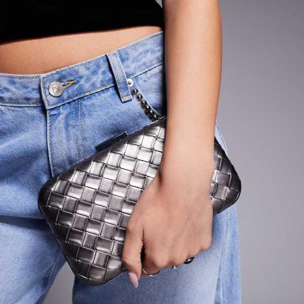 エイソス ASOS asos ASOS DESIGN ガンメンタルのクロスボディストラップ付きボックスクラッチバッグ 鞄 レディース 女性 インポートブランド