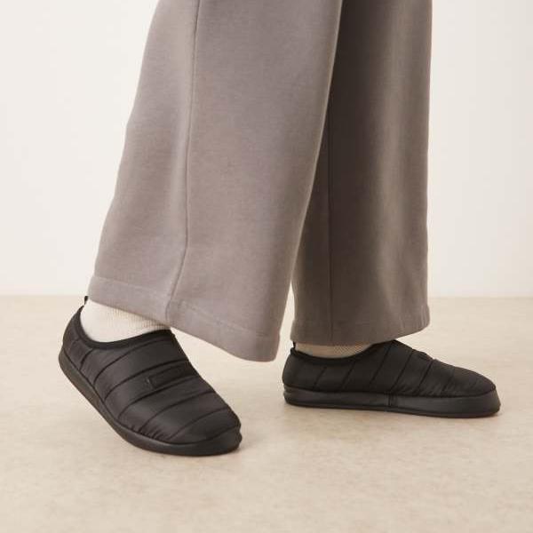 カルバンクラインジーンズ Calvin Klein Jeans カルバン・クラインのリップストップ パファー スリッパ..