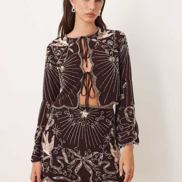 エイソス ASOS asos ASOS DESIGNのリボンと鳥の装飾が施されたチョコレート色のコーデミニスカート スカート レディース 女性 インポートブランド 小さいサイズから大きいサイズまで