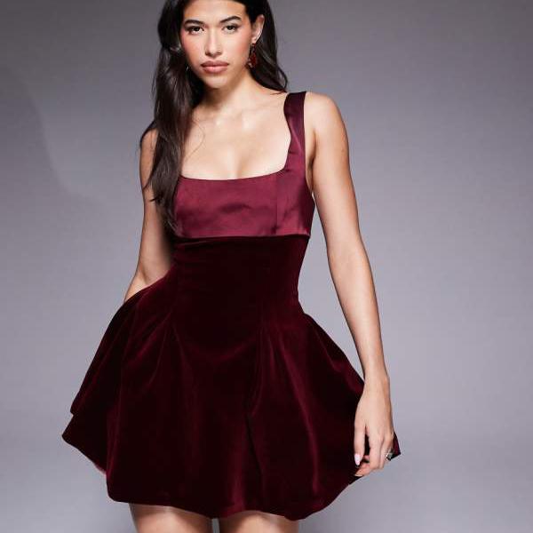 Murciのサテンコントラストスクエアネック、ボウタイバック、ベルベットミニドレス（バーガンディ） ワ..